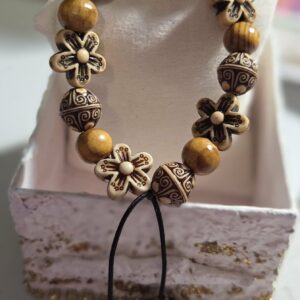Pulsera con decorados de flores y esferas naranja
